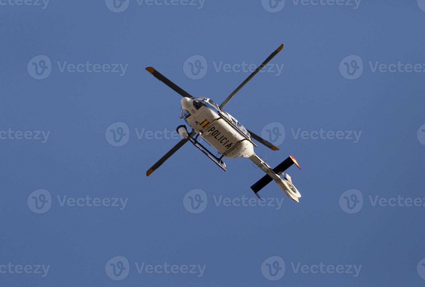 Hélicoptère de la police nationale gardant de l'air, dans le quartier d'arganzuela à madrid, espagne photo
