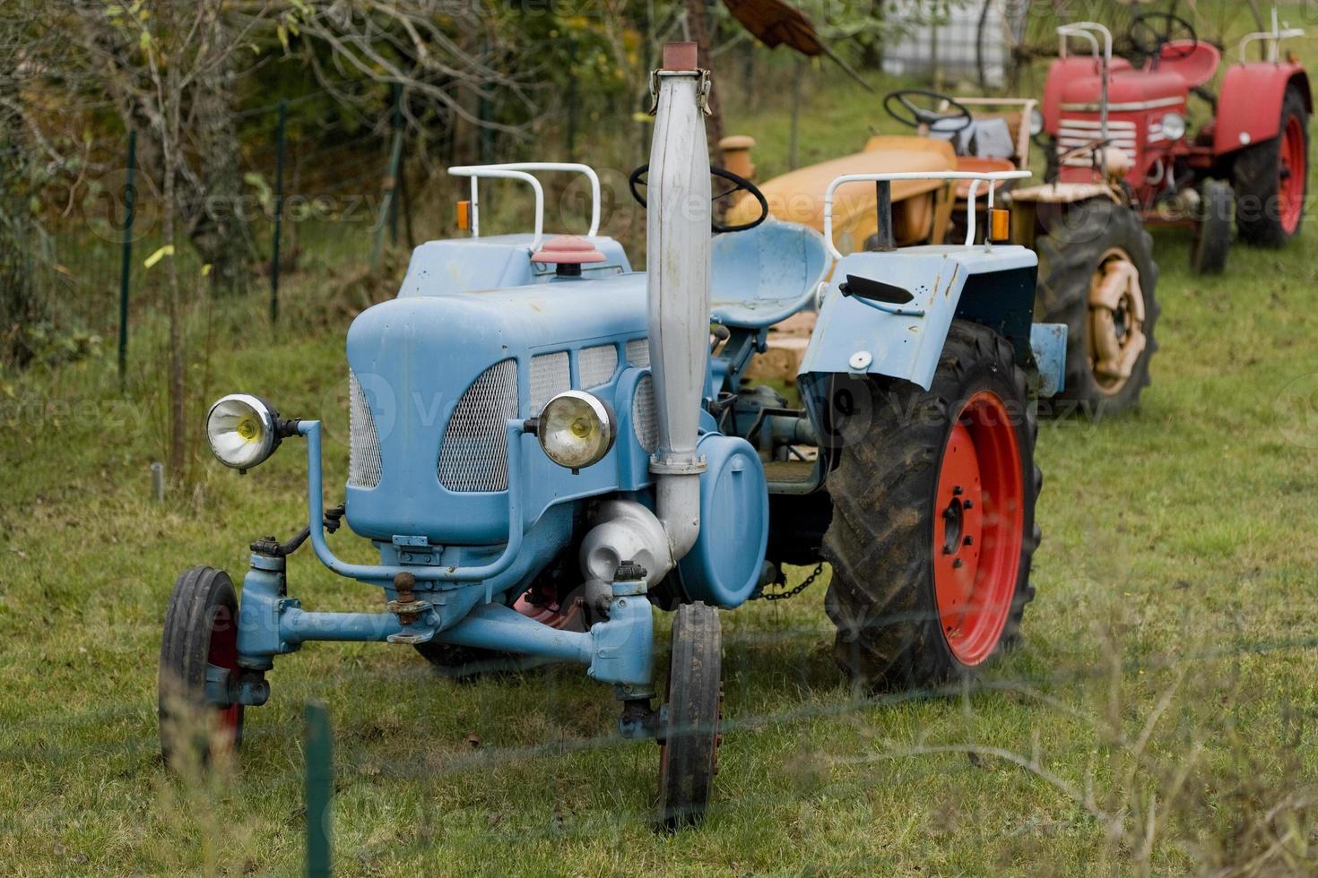 vieux tracteurs dans la campagne française photo