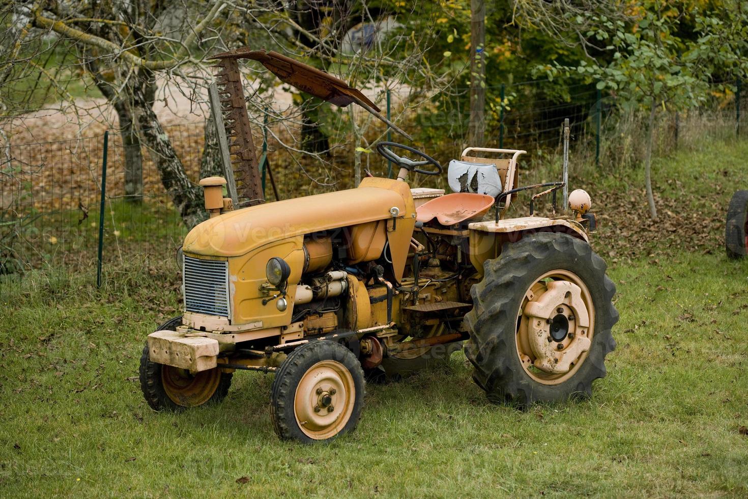 vieux tracteurs dans la campagne française photo