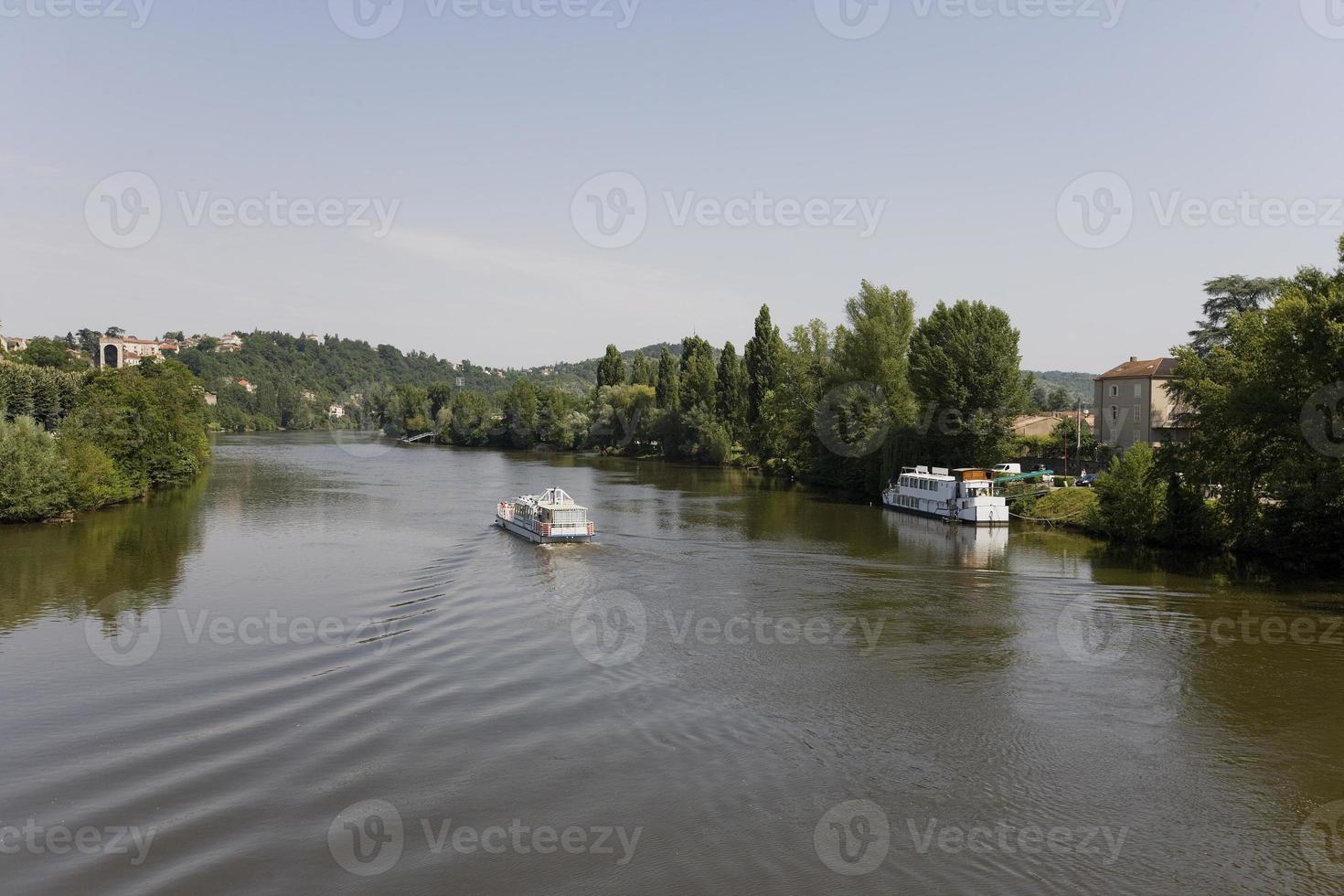 croisière péniche sur la rivière le lot en france photo