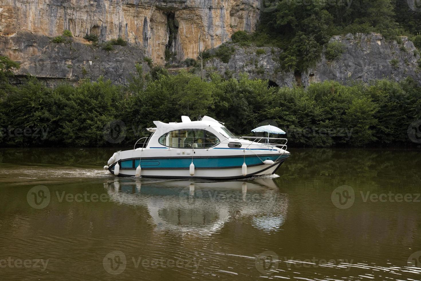 croisière péniche sur la rivière le lot en france photo