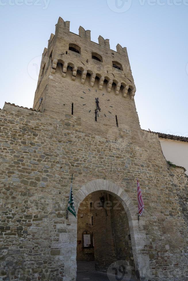 tour de porta qui mène à via corso goffredo mameli, municipalité de montefalco, italie, 2020 photo