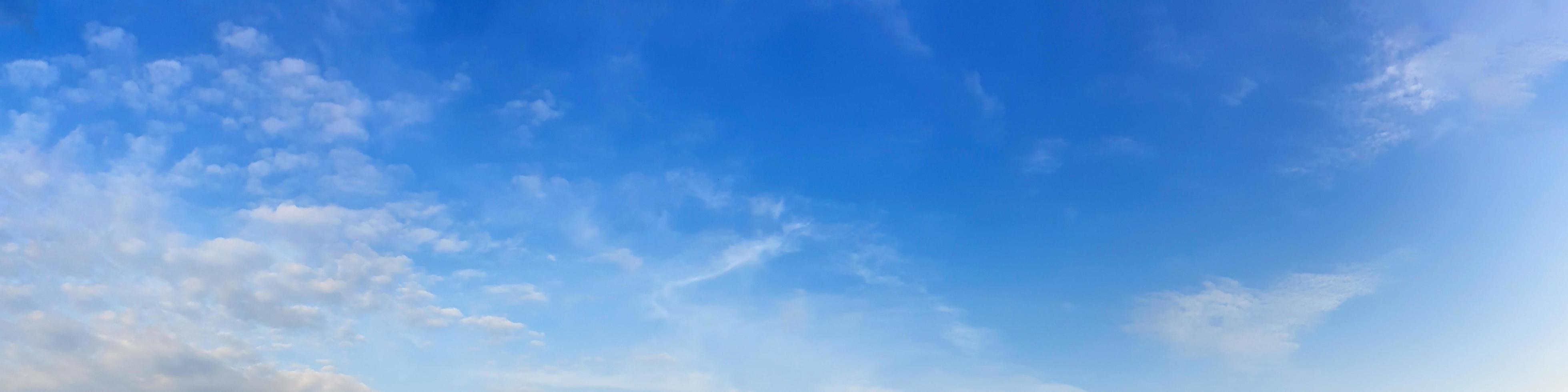 ciel panoramique avec des nuages par une journée ensoleillée photo