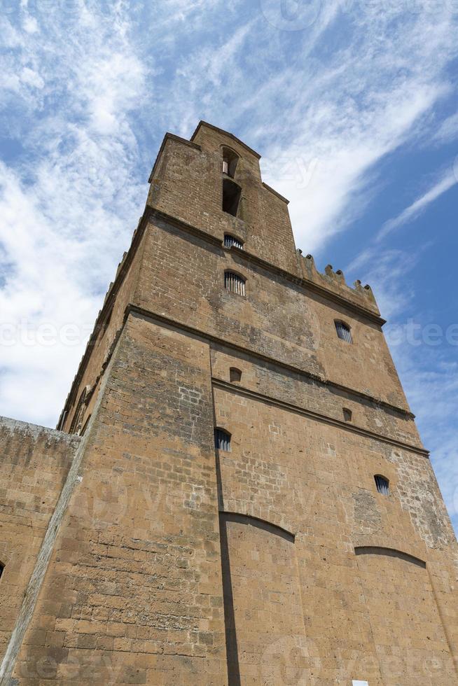 palais del popolo dans le centre d'orvieto, italie, 2020 photo