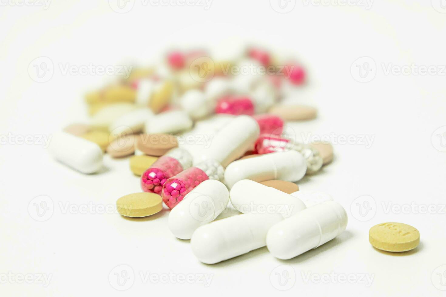 pilules et capsules sur blanc Contexte. concentrer sur premier plan, doux bokeh. photo