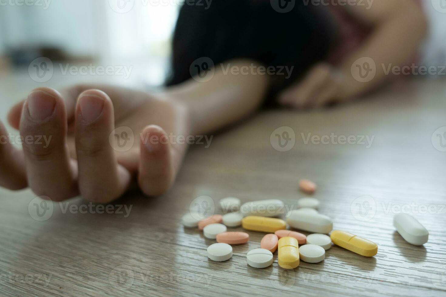 femme utilisation pilules surdosage, stressé, triste, drogue agresseur, drogue toxicomane, malade, mauvais pour la santé, malheureux, suicide, déprimé ou désespéré, anti médicament, drogue toxicomane, la vie et famille problèmes, démotivé photo