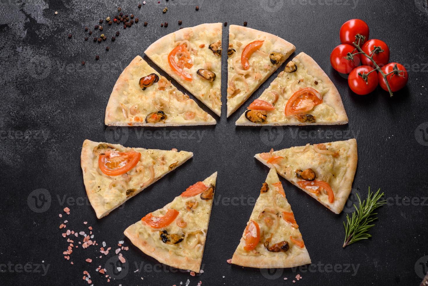 délicieuse pizza fraîche faite dans un four à sole avec des moules de crevettes et d'autres fruits de mer photo