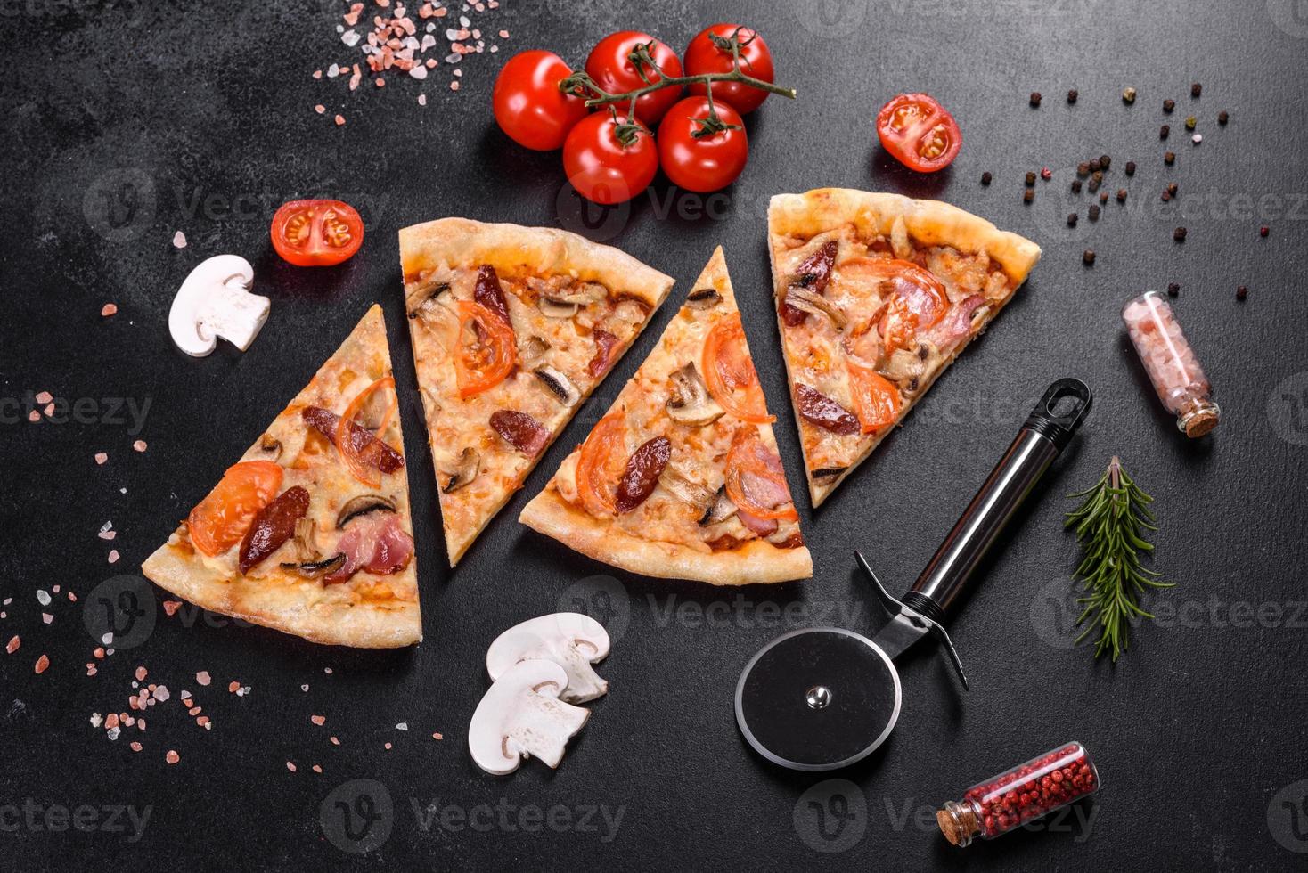 délicieuse pizza fraîche faite dans un four à sole avec des tomates, des saucisses et des champignons photo