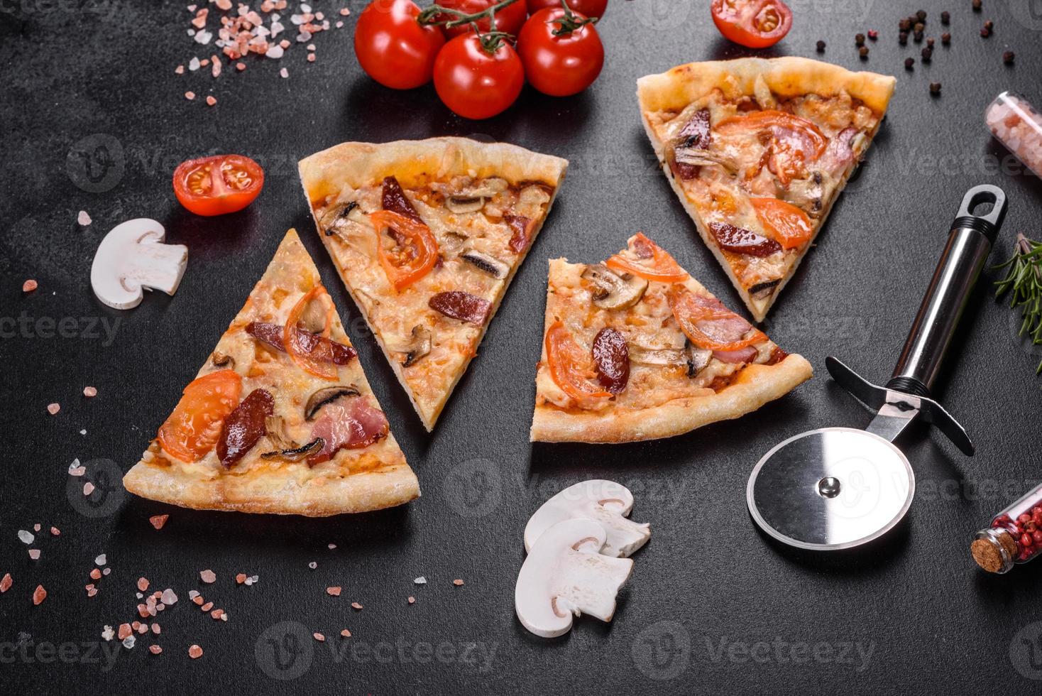 délicieuse pizza fraîche faite dans un four à sole avec des tomates, des saucisses et des champignons photo