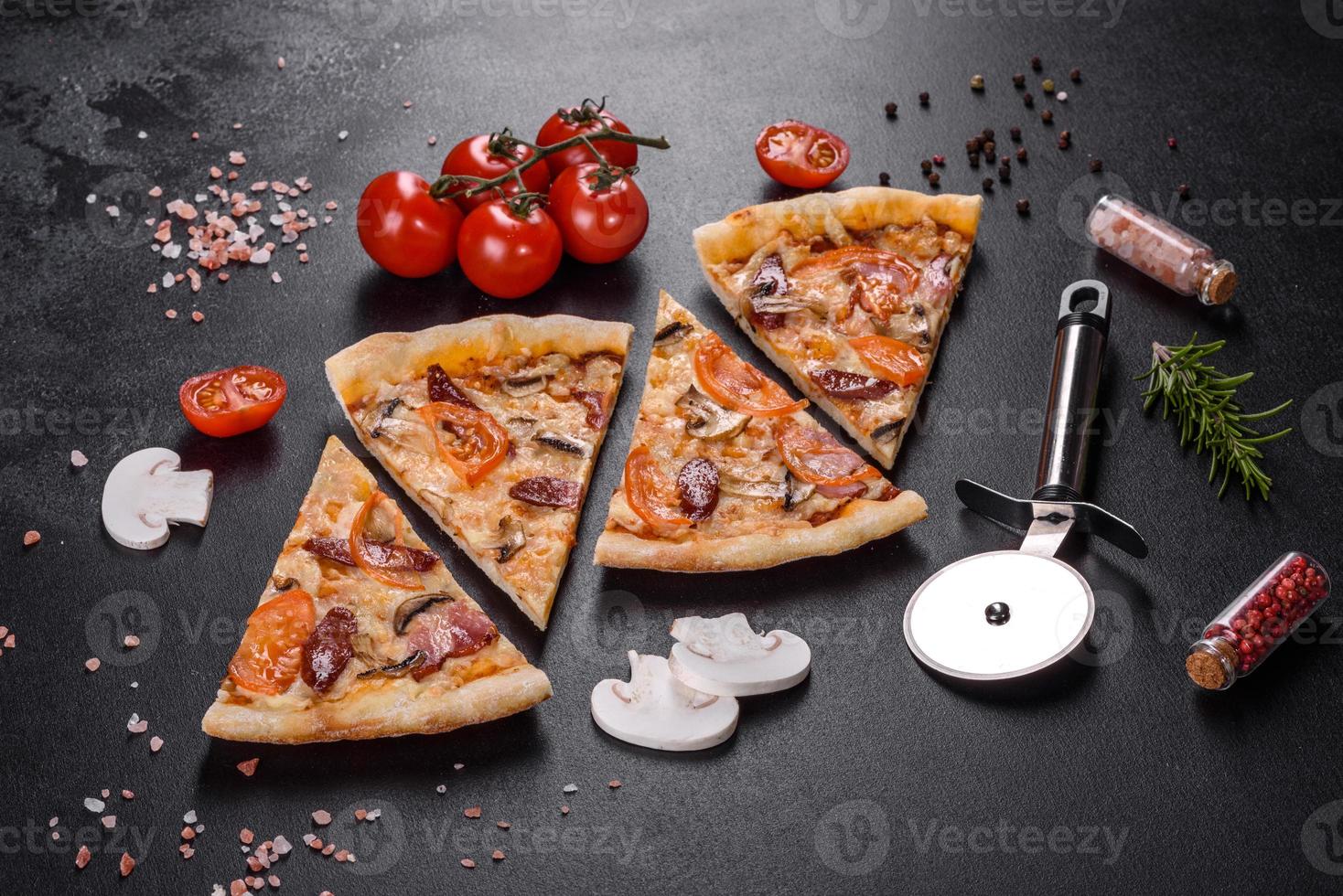 délicieuse pizza fraîche faite dans un four à sole avec des tomates, des saucisses et des champignons photo