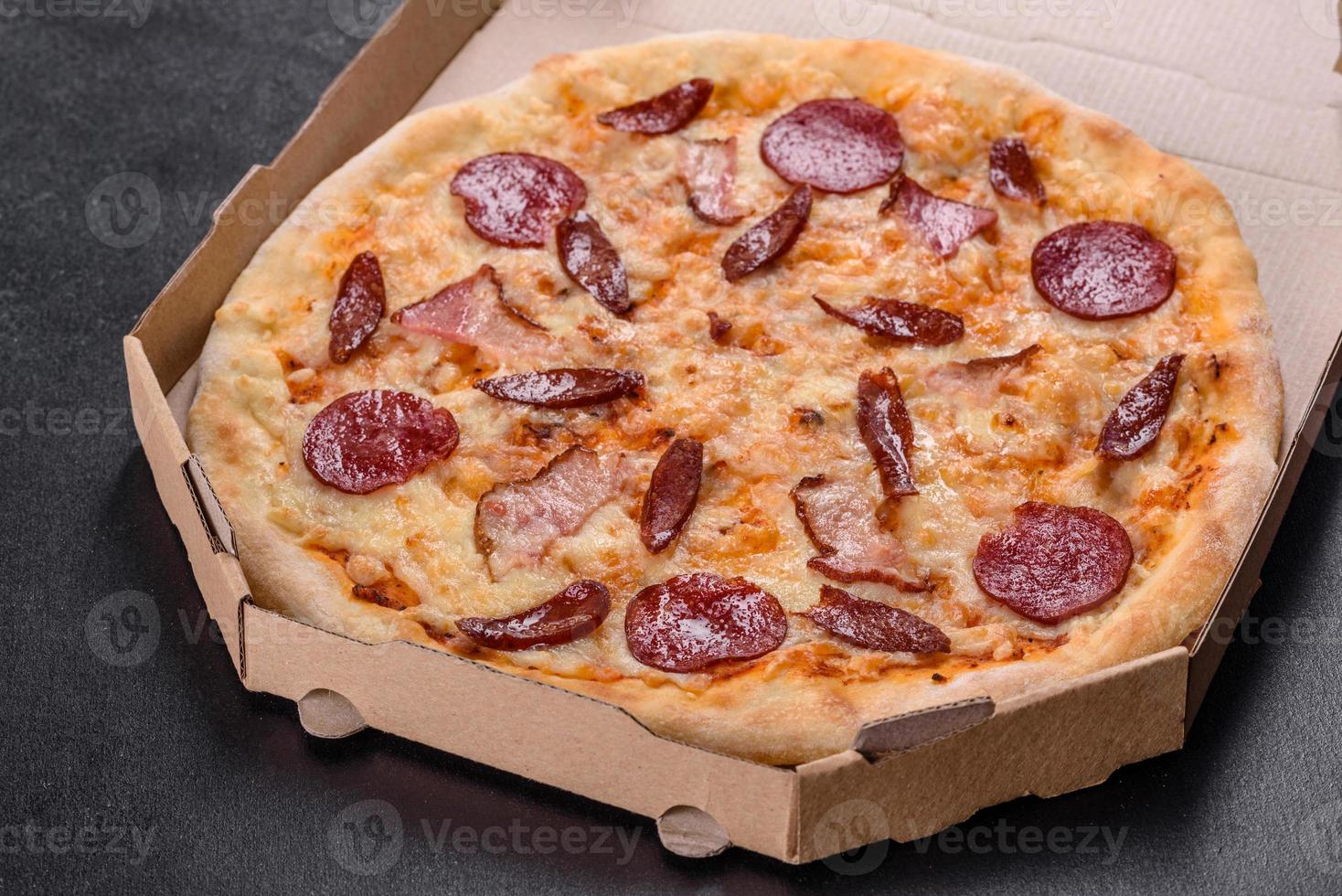 délicieuse pizza fraîche préparée dans un four à sole avec quatre types de viande et de saucisse photo