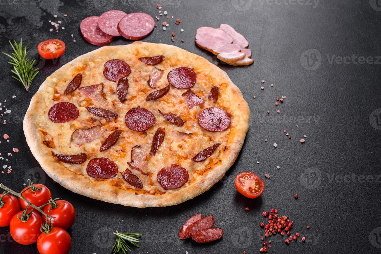 délicieuse pizza fraîche préparée dans un four à sole avec quatre types de viande et de saucisse photo