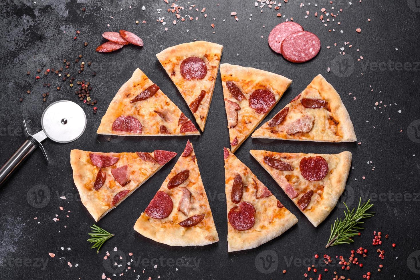 délicieuse pizza fraîche préparée dans un four à sole avec quatre types de viande et de saucisse photo