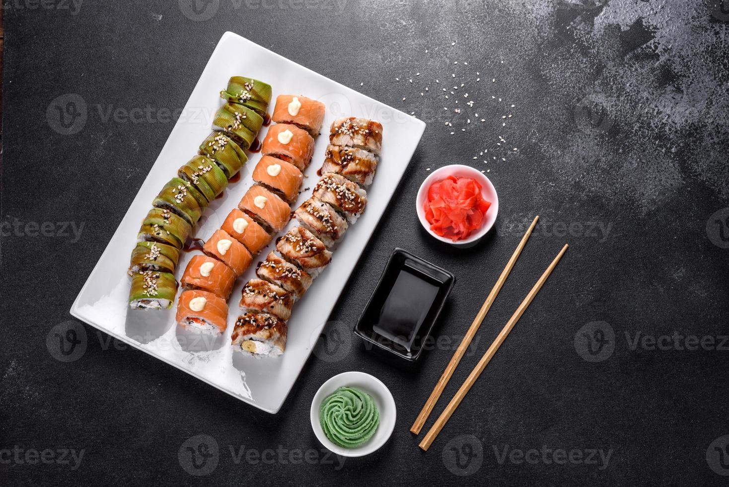 rouleaux de sushi frais et savoureux disposés sous la forme d'un dragon au gingembre et au wasabi photo