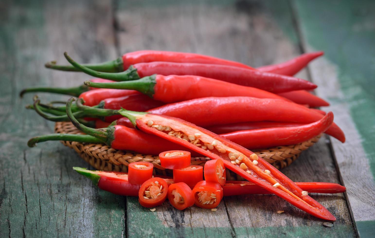 panier plein de piments rouges sur bois photo