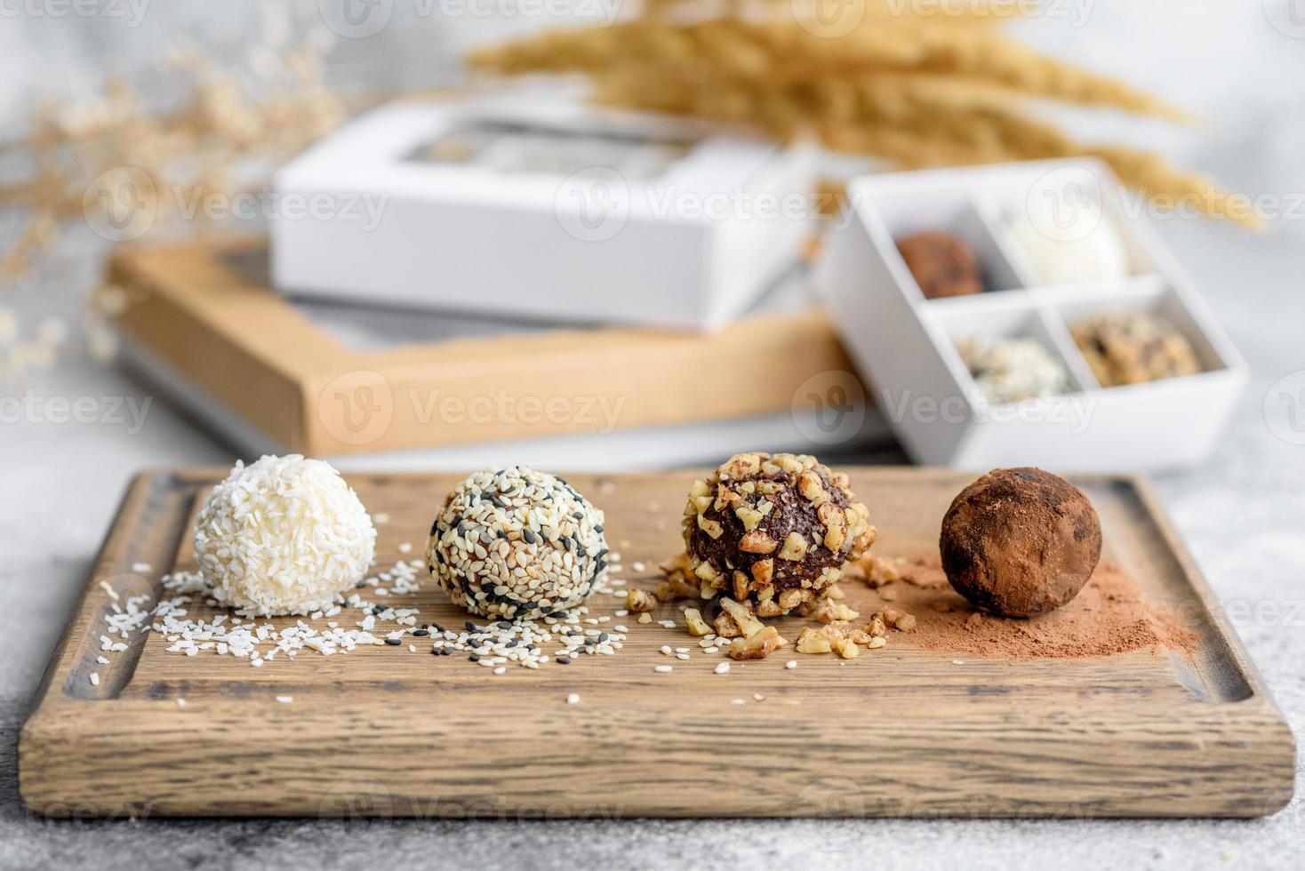 délicieux bonbons sucrés faits à la main avec garniture au fromage et saupoudrage photo