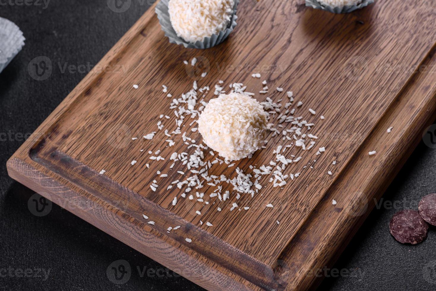 délicieux bonbons sucrés faits à la main avec garniture au fromage et saupoudrage photo