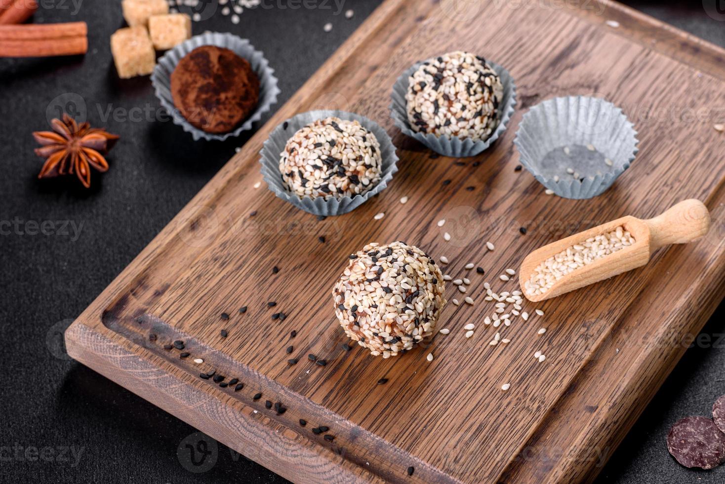 délicieux bonbons sucrés faits à la main avec garniture au fromage et saupoudrage photo