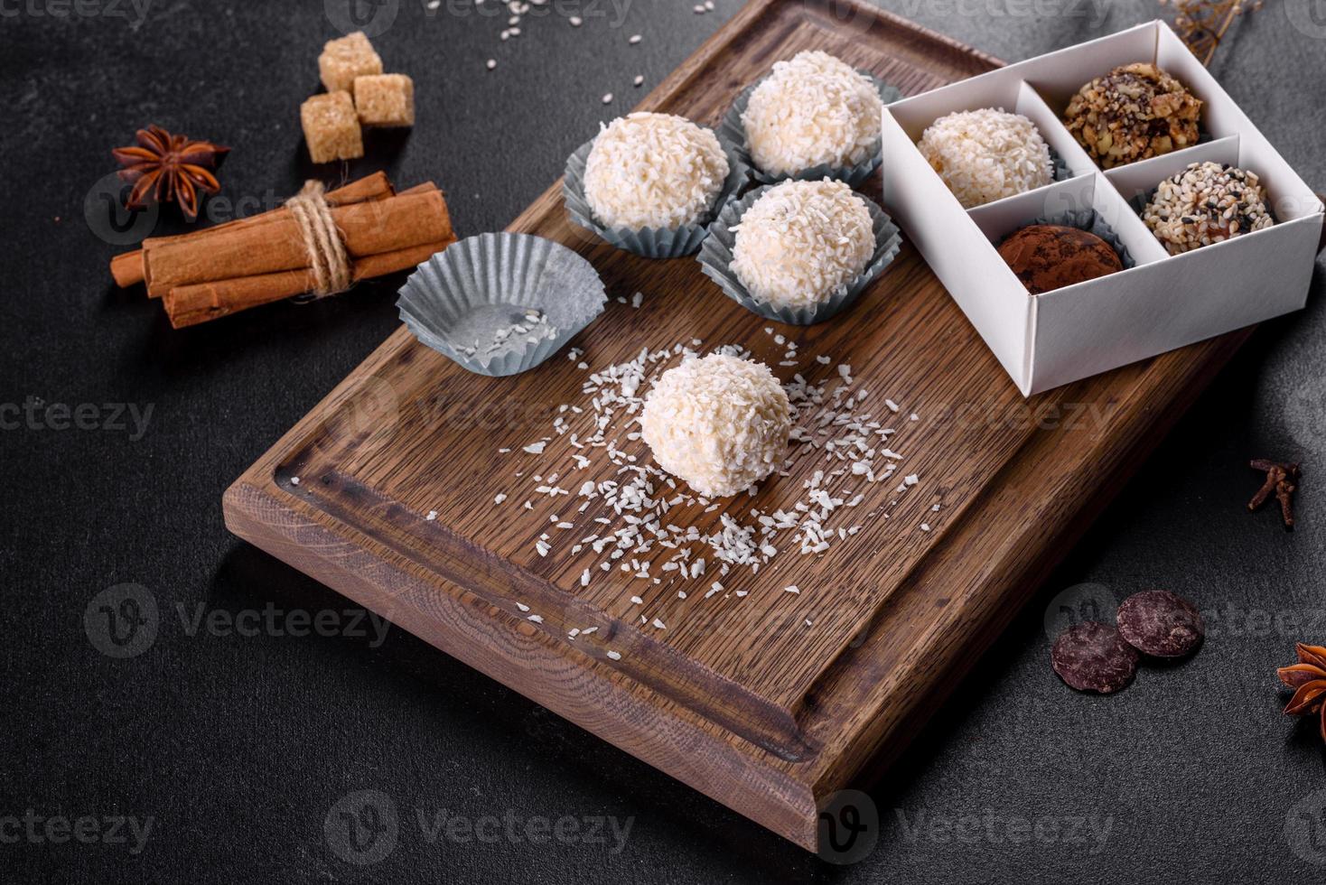 délicieux bonbons sucrés faits à la main avec garniture au fromage et saupoudrage photo