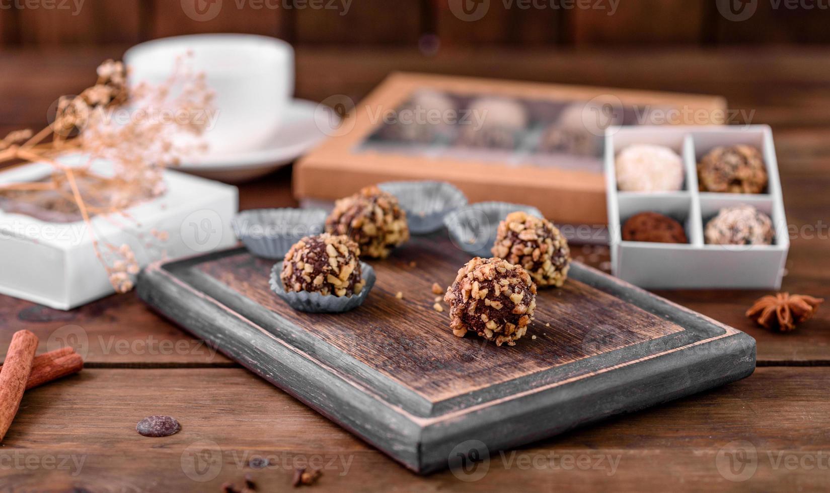 délicieux bonbons sucrés faits à la main avec garniture au fromage et saupoudrage photo