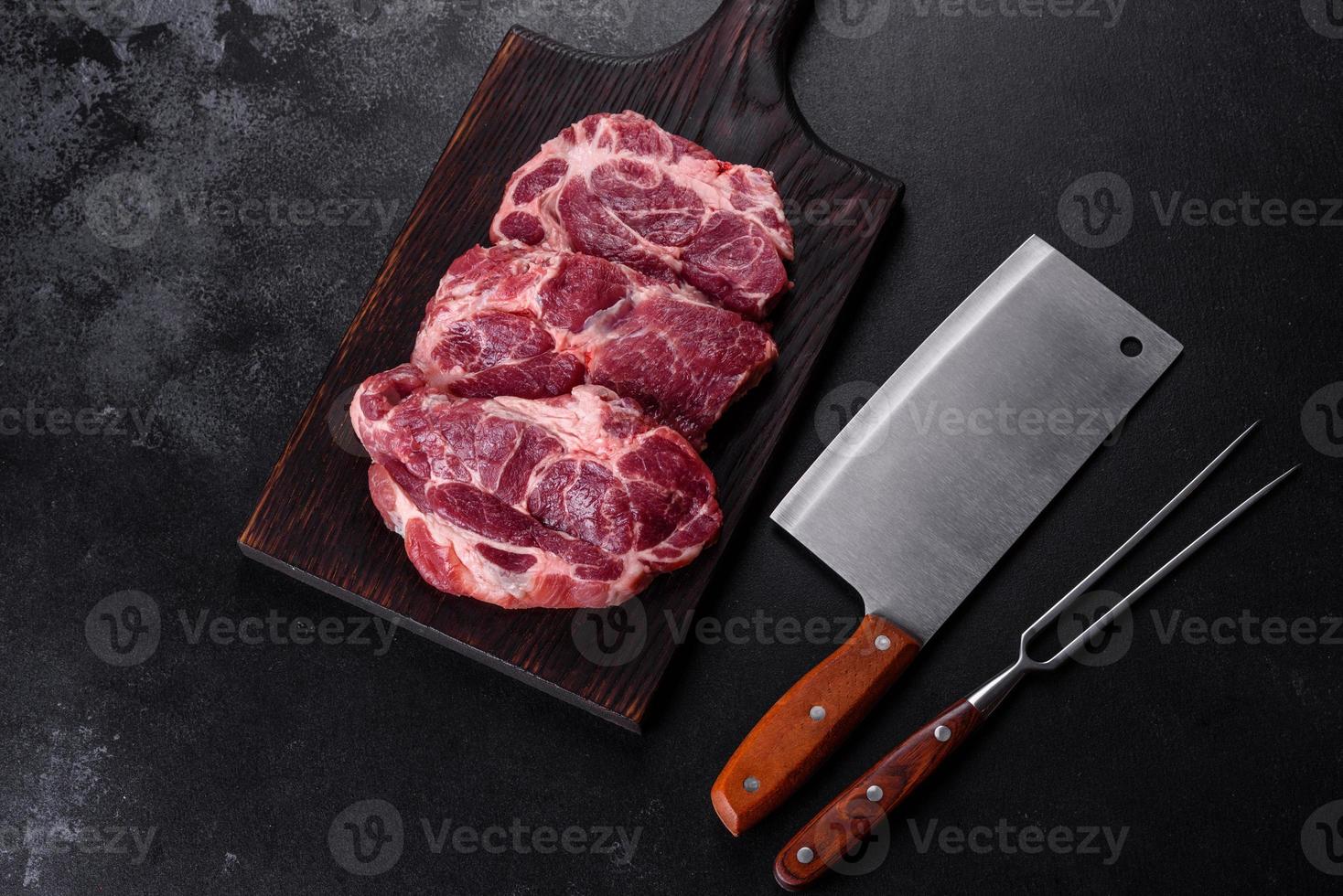 viande de boeuf crue fraîche pour faire un délicieux steak juteux avec des épices et des herbes photo