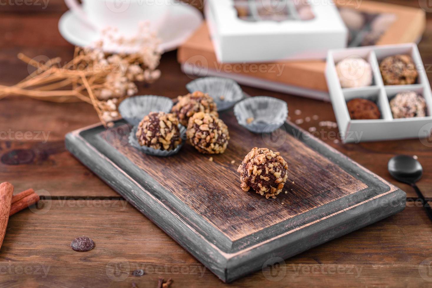 délicieux bonbons sucrés faits à la main avec garniture au fromage et saupoudrage photo