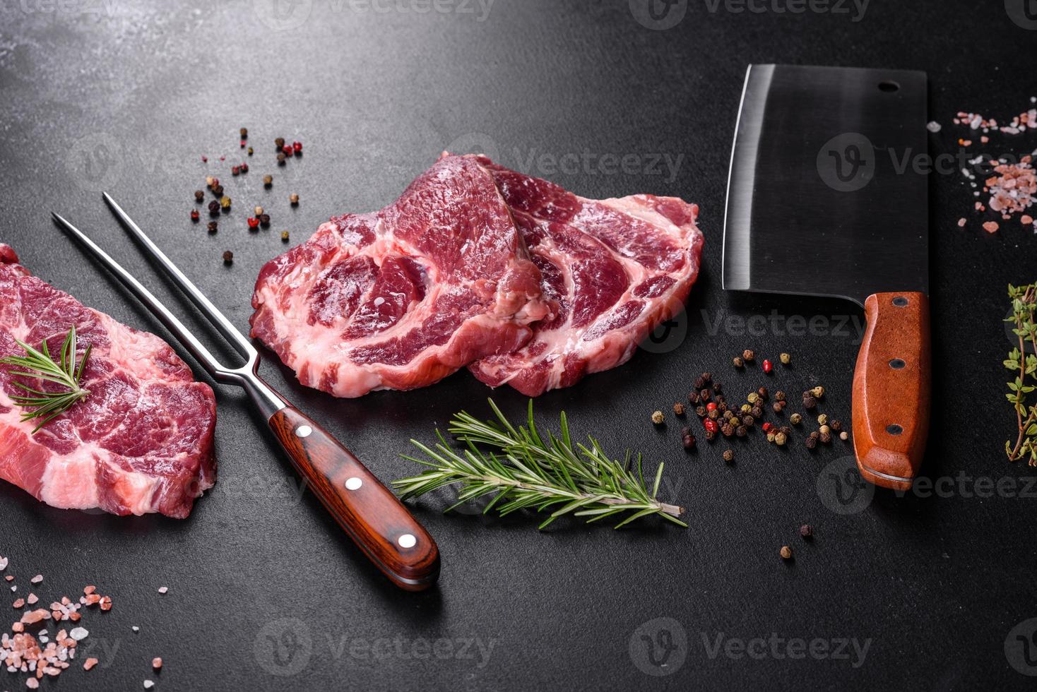 viande de boeuf crue fraîche pour faire un délicieux steak juteux avec des épices et des herbes photo