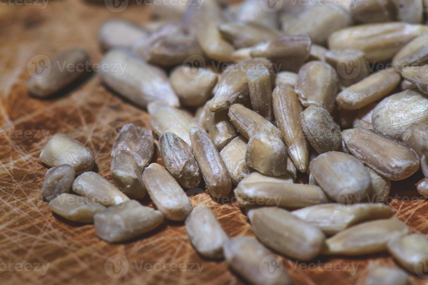 quelques graines de tournesol sur table en bois photo