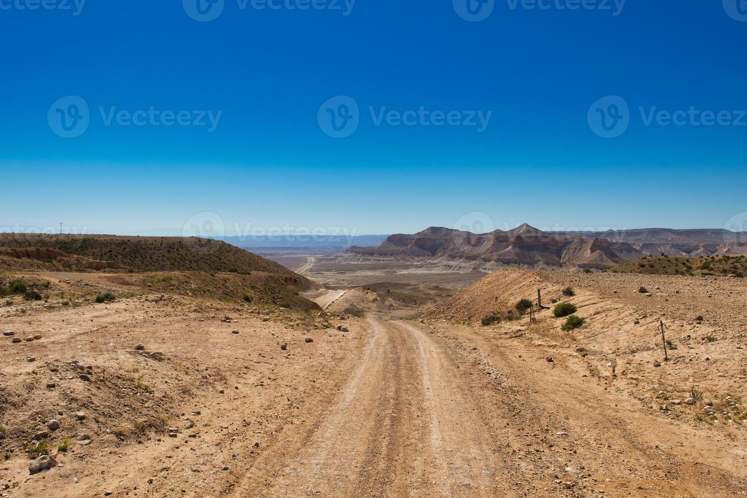 chemin de terre entrant dans le désert en israël photo