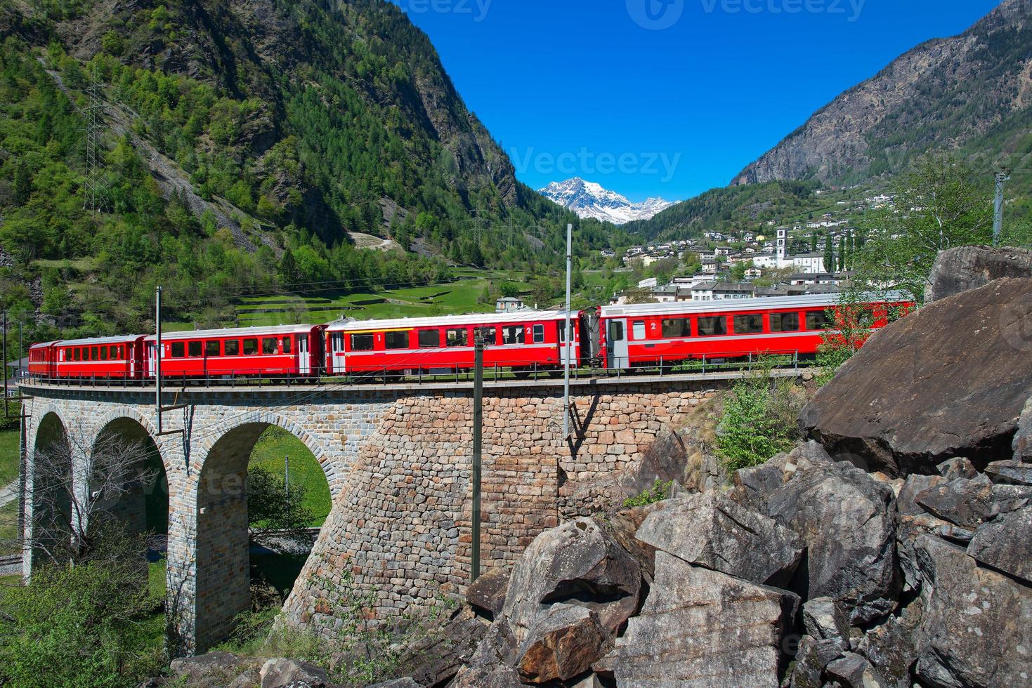 passage au viaduc hélicoïdal brusio du train rouge de la bernina photo