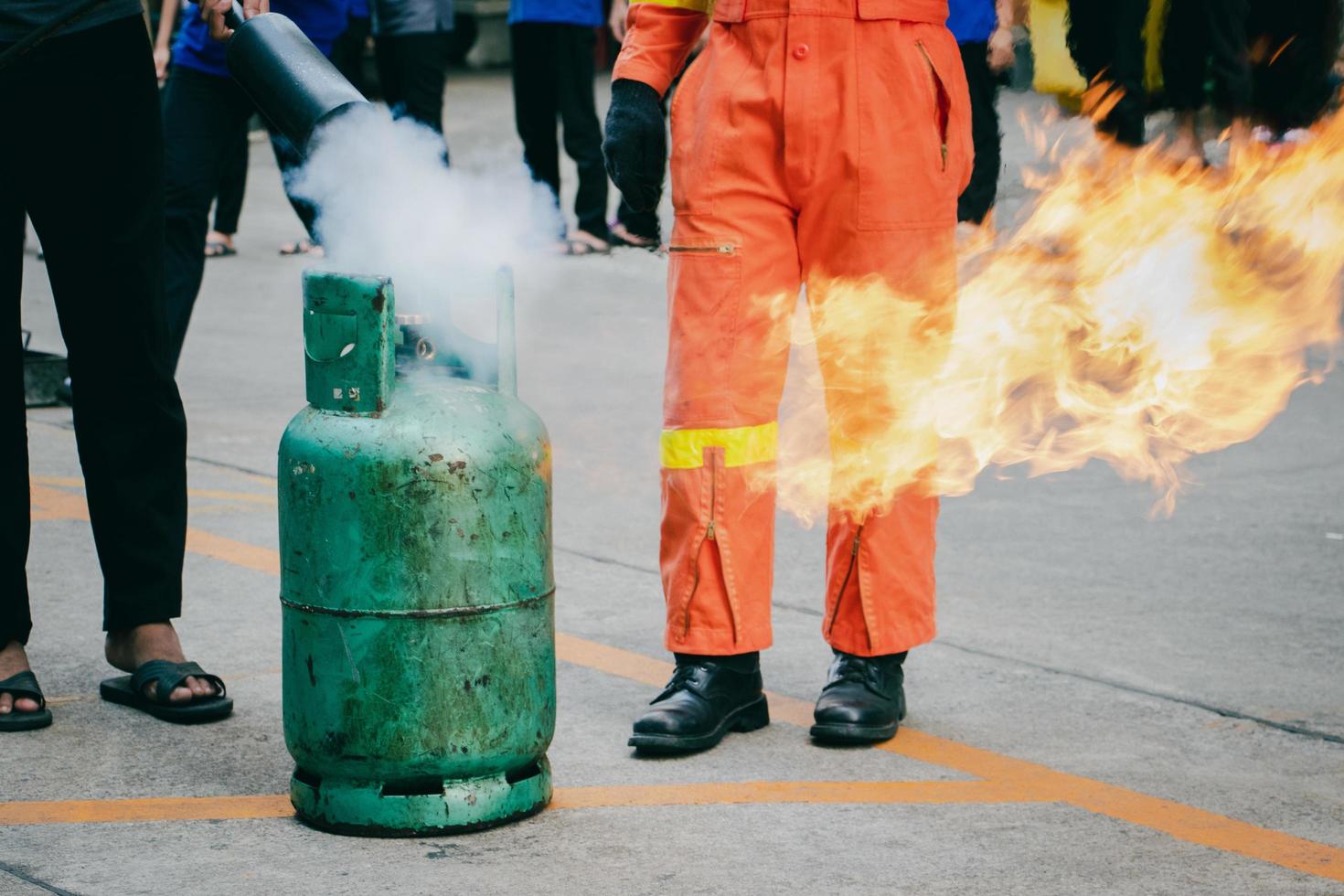 formation de lutte contre l'incendie des employés, éteindre un incendie. photo