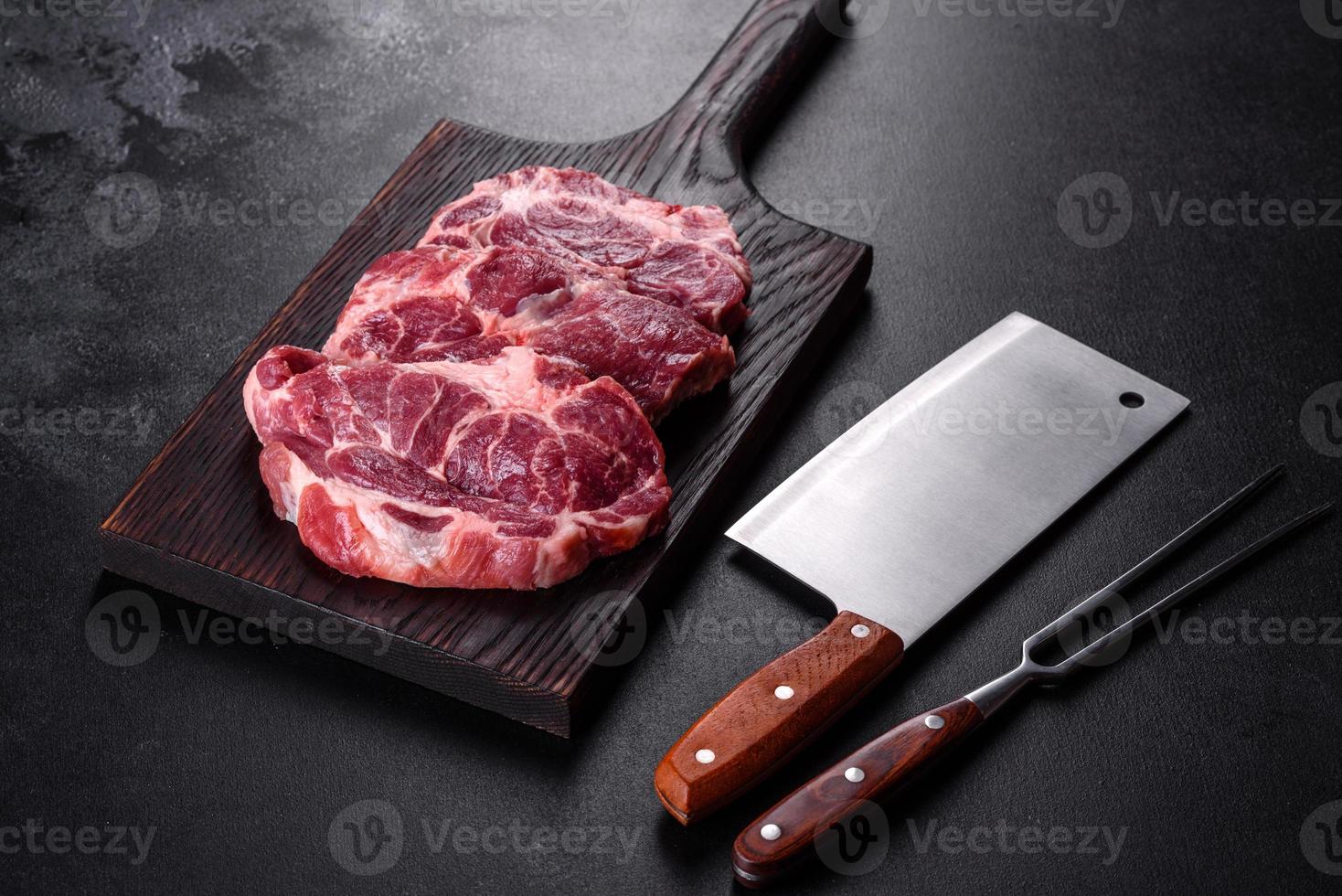 viande de boeuf crue fraîche pour faire un délicieux steak juteux avec des épices et des herbes photo