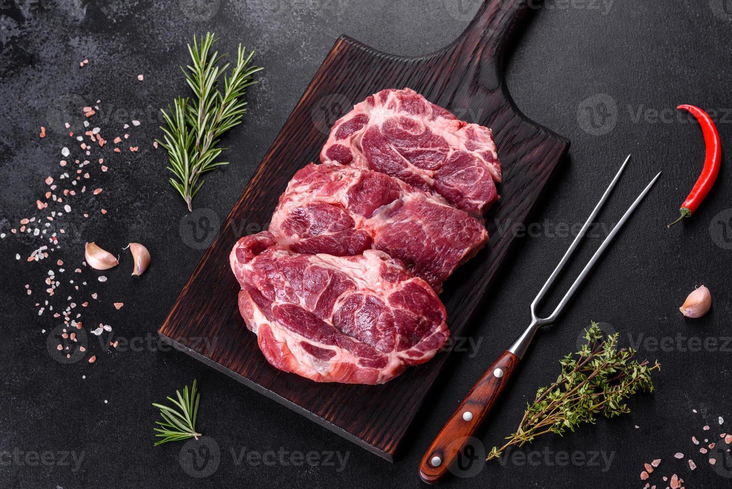 viande de boeuf crue fraîche pour faire un délicieux steak juteux avec des épices et des herbes photo