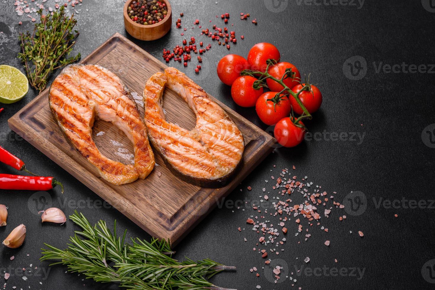 délicieux steak de saumon frais cuit avec des épices et des herbes cuites sur un gril photo