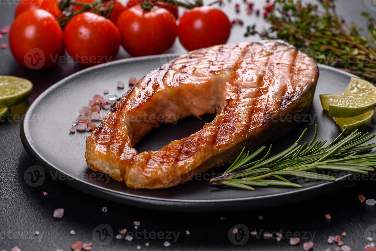 délicieux steak de saumon frais cuit avec des épices et des herbes cuites sur un gril photo