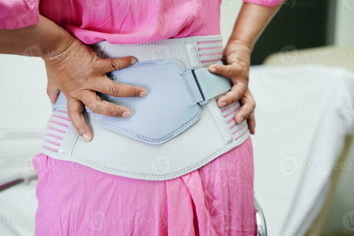 femme senior asiatique portant une genouillère à support élastique pour  réduire la douleur. 9505759 Photo de stock chez Vecteezy