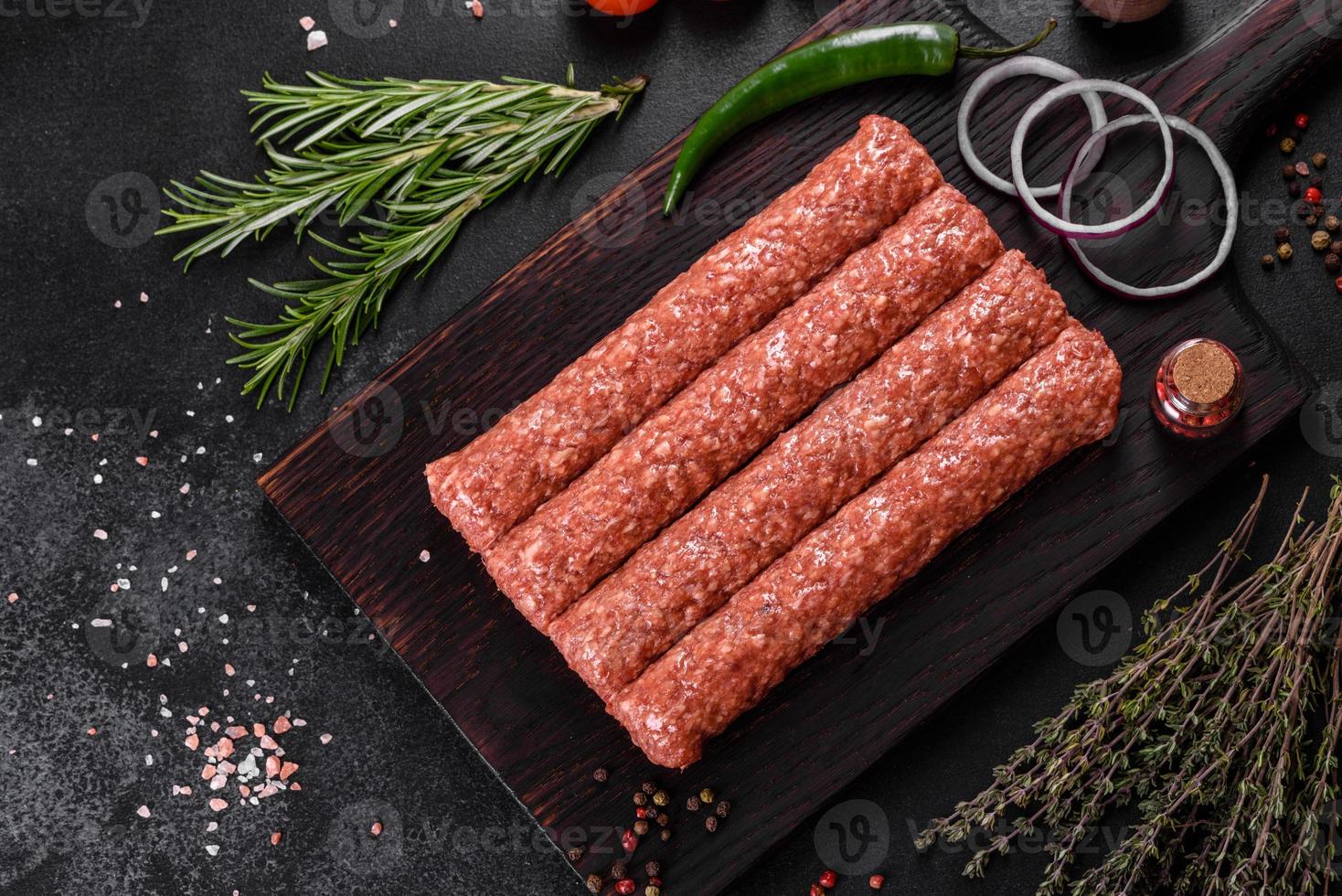 haché cru frais pour kebab grillé avec des épices et des herbes photo