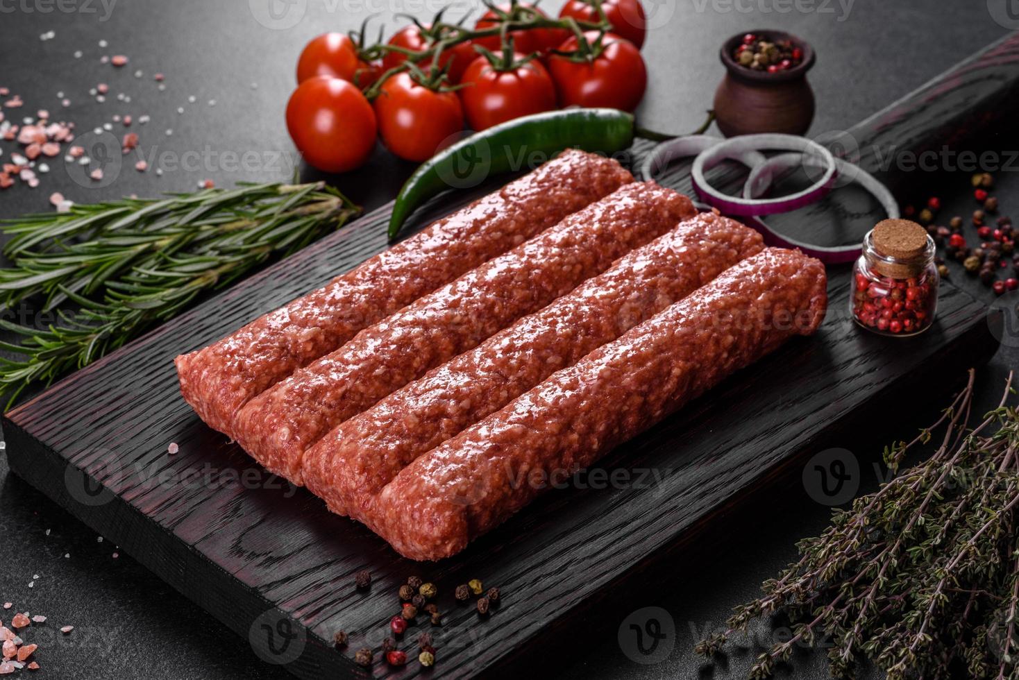 haché cru frais pour kebab grillé avec des épices et des herbes photo