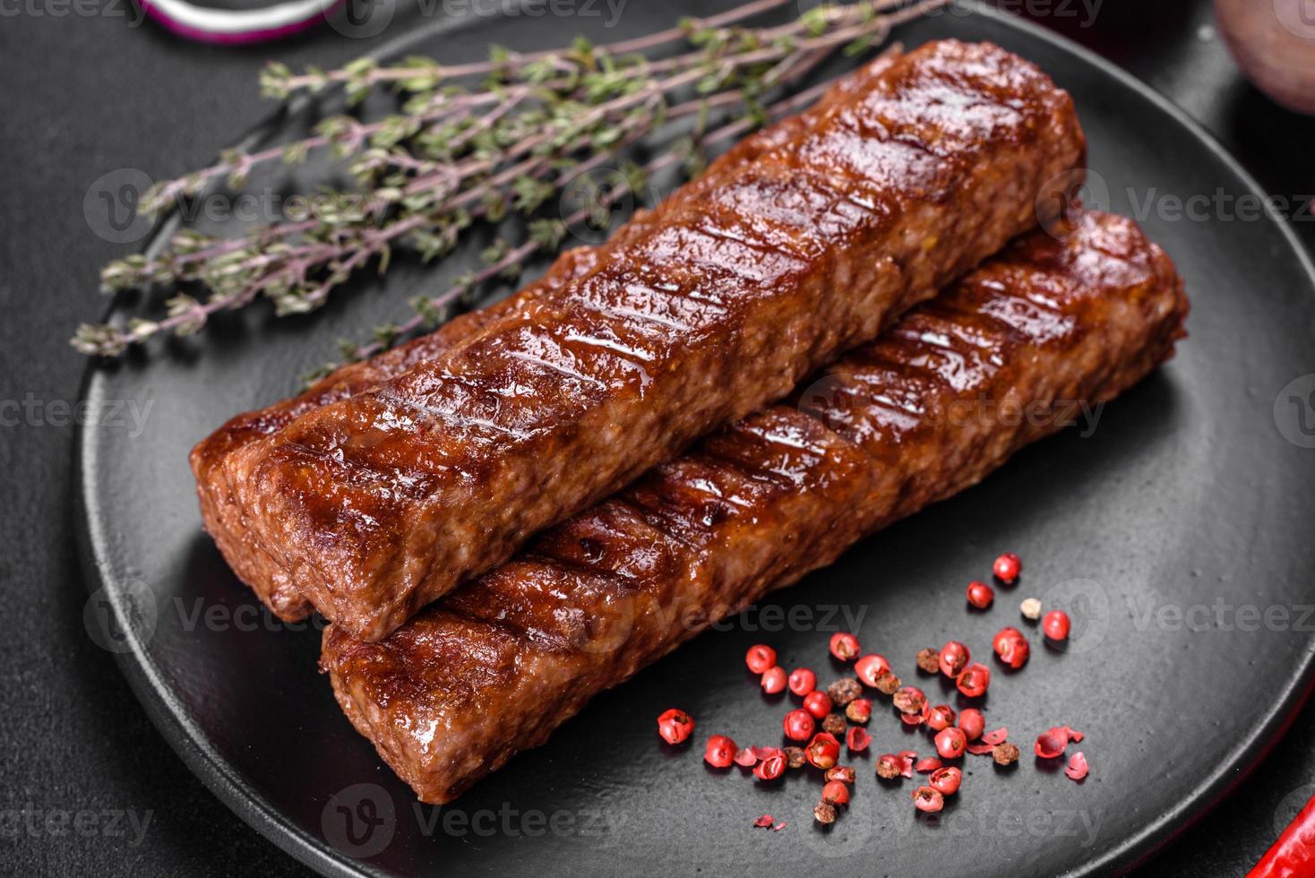 kebab frais et savoureux grillé aux épices et aux herbes photo