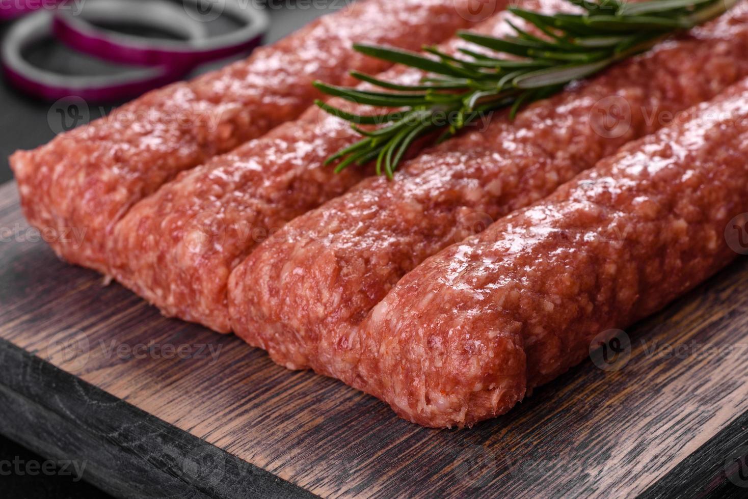 haché cru frais pour kebab grillé avec des épices et des herbes photo