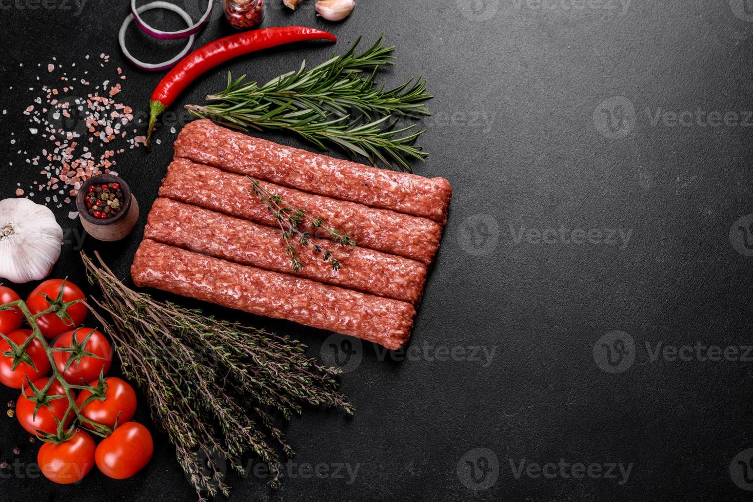 haché cru frais pour kebab grillé avec des épices et des herbes photo