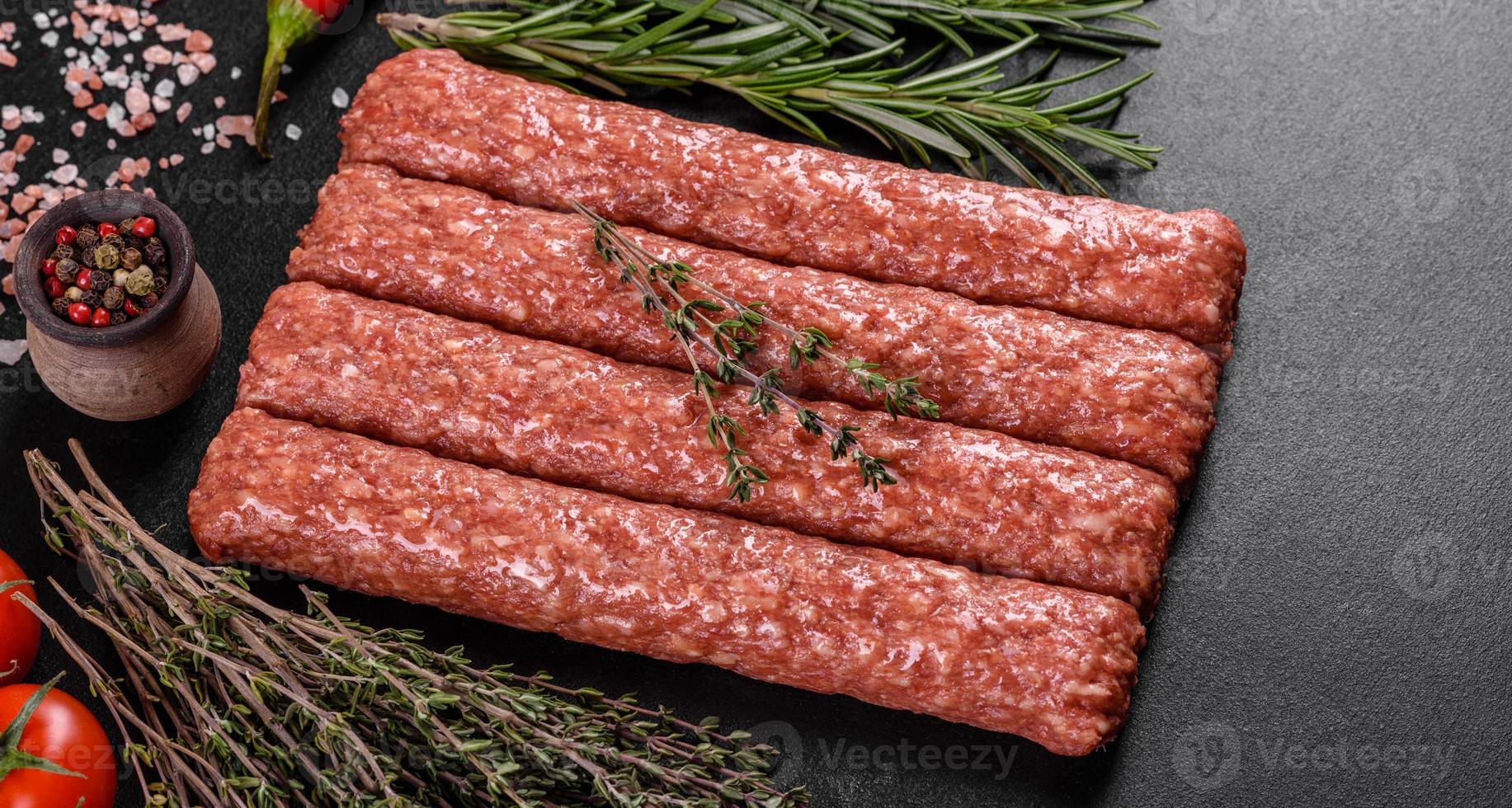 haché cru frais pour kebab grillé avec des épices et des herbes photo