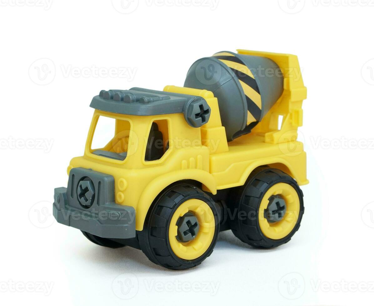 Jaune Plastique béton mixer un camion jouet isolé sur blanc Contexte. construction véhicule camion. photo