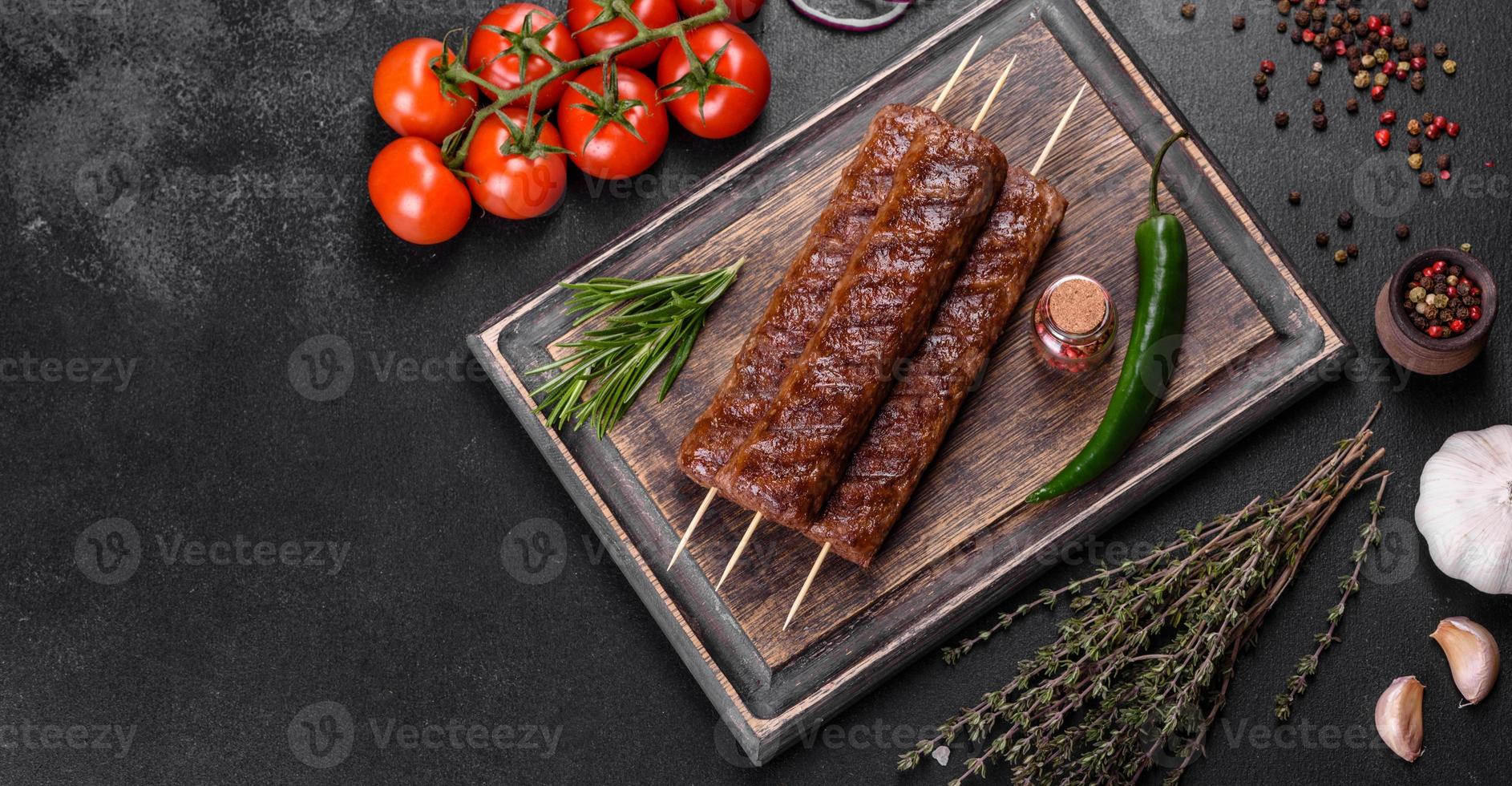kebab frais et savoureux grillé aux épices et aux herbes photo