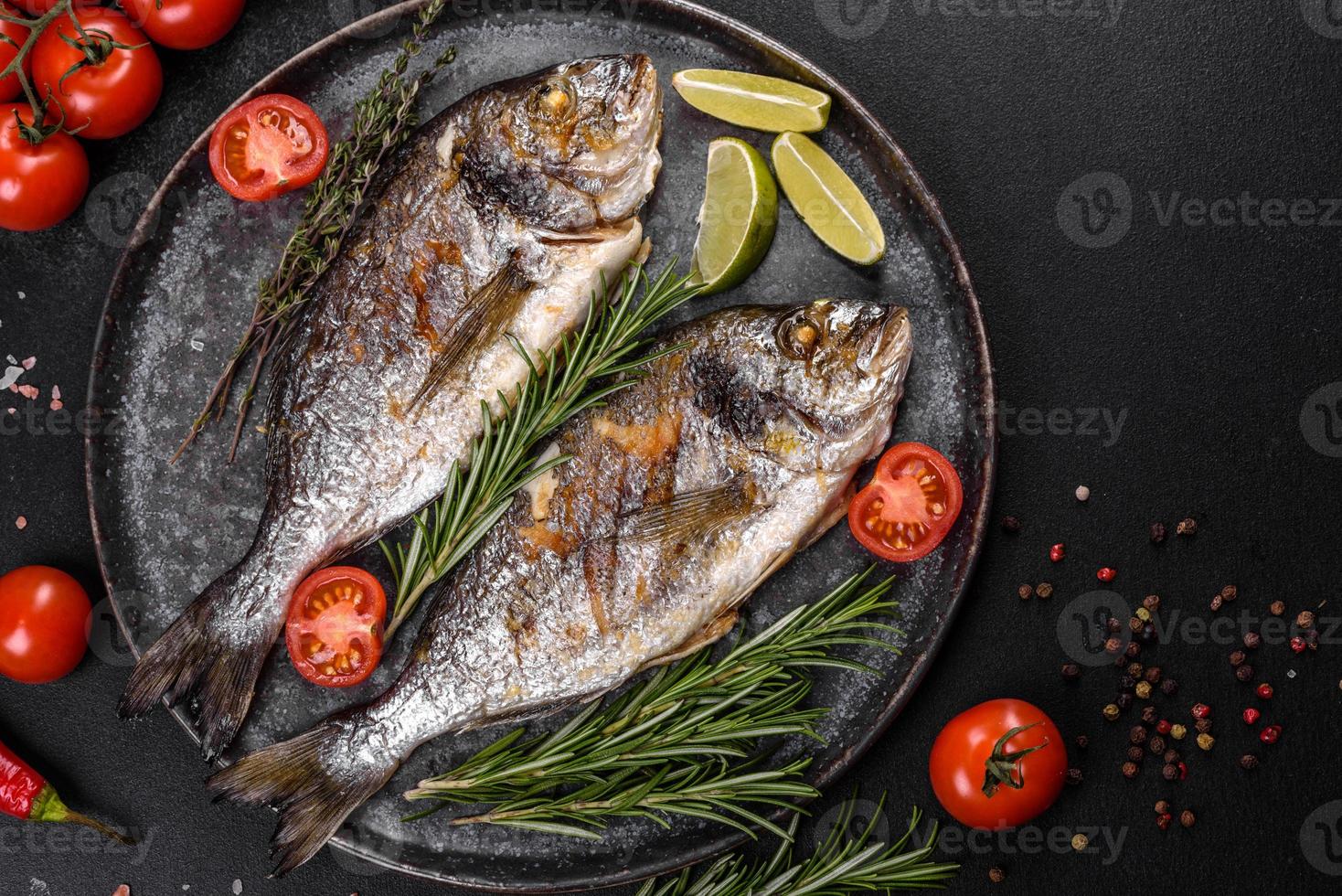 délicieuse dorado cuite sur un gril avec des épices et des herbes. dorade cuite sur environ photo