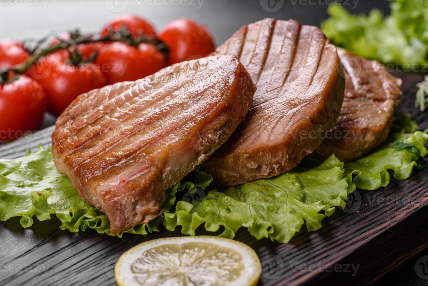 délicieux steak de thon juteux grillé aux épices et herbes photo