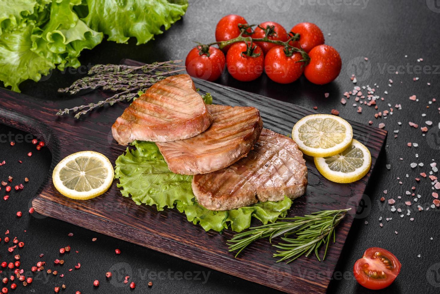 délicieux steak de thon juteux grillé aux épices et herbes photo
