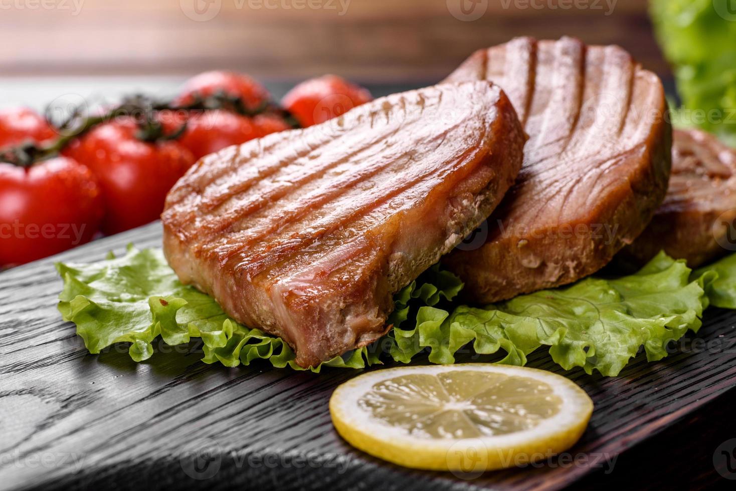 délicieux steak de thon juteux grillé aux épices et herbes photo