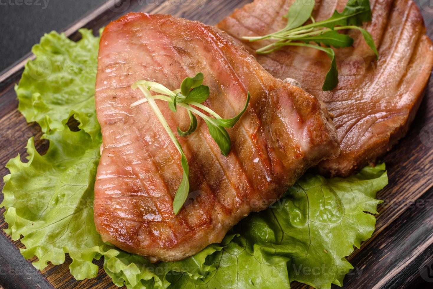 délicieux steak de thon juteux grillé aux épices et herbes photo