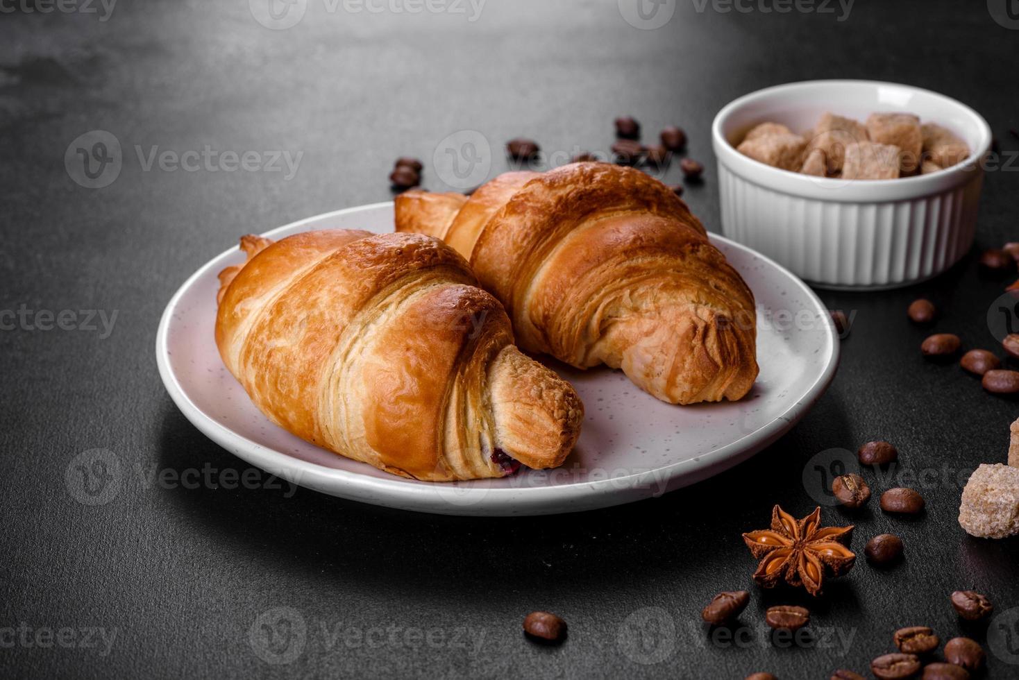 Croissant français délicieux et frais avec une tasse de café parfumé photo